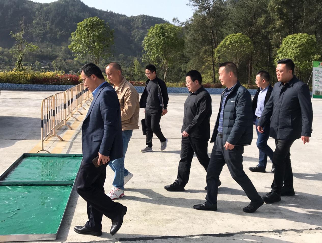 黔江區(qū)政府副區(qū)長(zhǎng)毛立新率區(qū)政府辦一級(jí)調(diào)研員龐友文、區(qū)環(huán)保執(zhí)法支隊(duì)長(zhǎng)徐華章等到重慶69畜牧調(diào)研