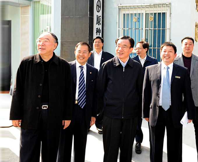 時(shí)任中共中央政治局常委紀(jì)委書記賀國(guó)強(qiáng)、重慶市市長(zhǎng)黃奇帆等領(lǐng)導(dǎo)視察重慶69